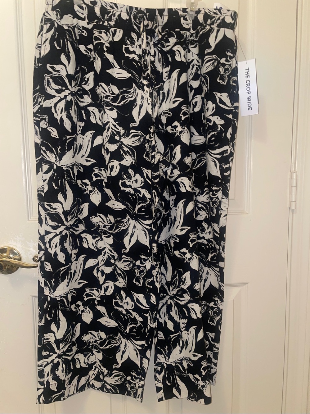 BNWT Raffaella viscose & linen made pants, Drawstring in black & white floral, L
